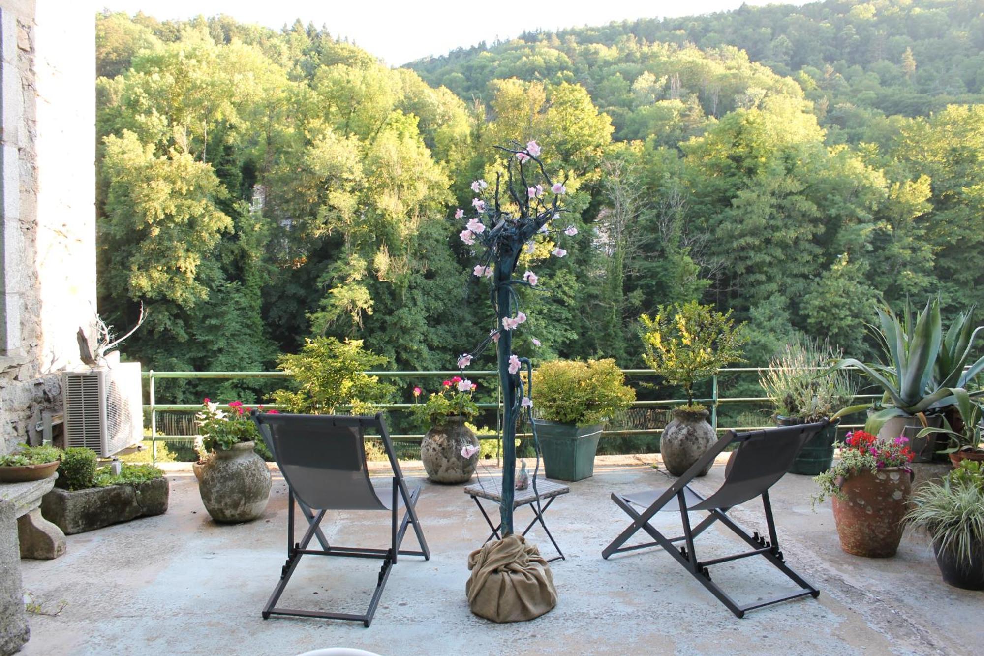 Olliergues Chambre Bounty, B&B, Cuisine Privee, Lit Queen Size, Terrasse, Parking, Garage מראה חיצוני תמונה