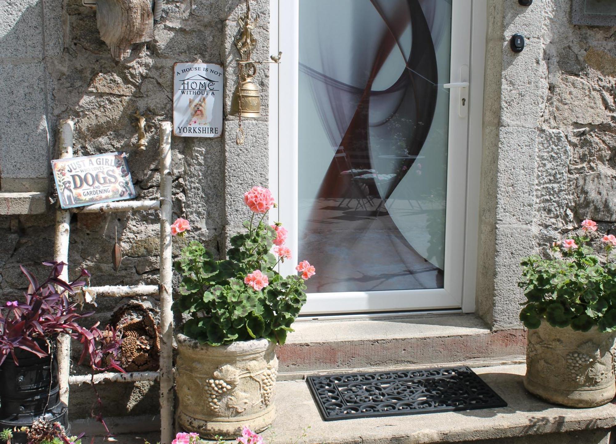 Olliergues Chambre Bounty, B&B, Cuisine Privee, Lit Queen Size, Terrasse, Parking, Garage מראה חיצוני תמונה
