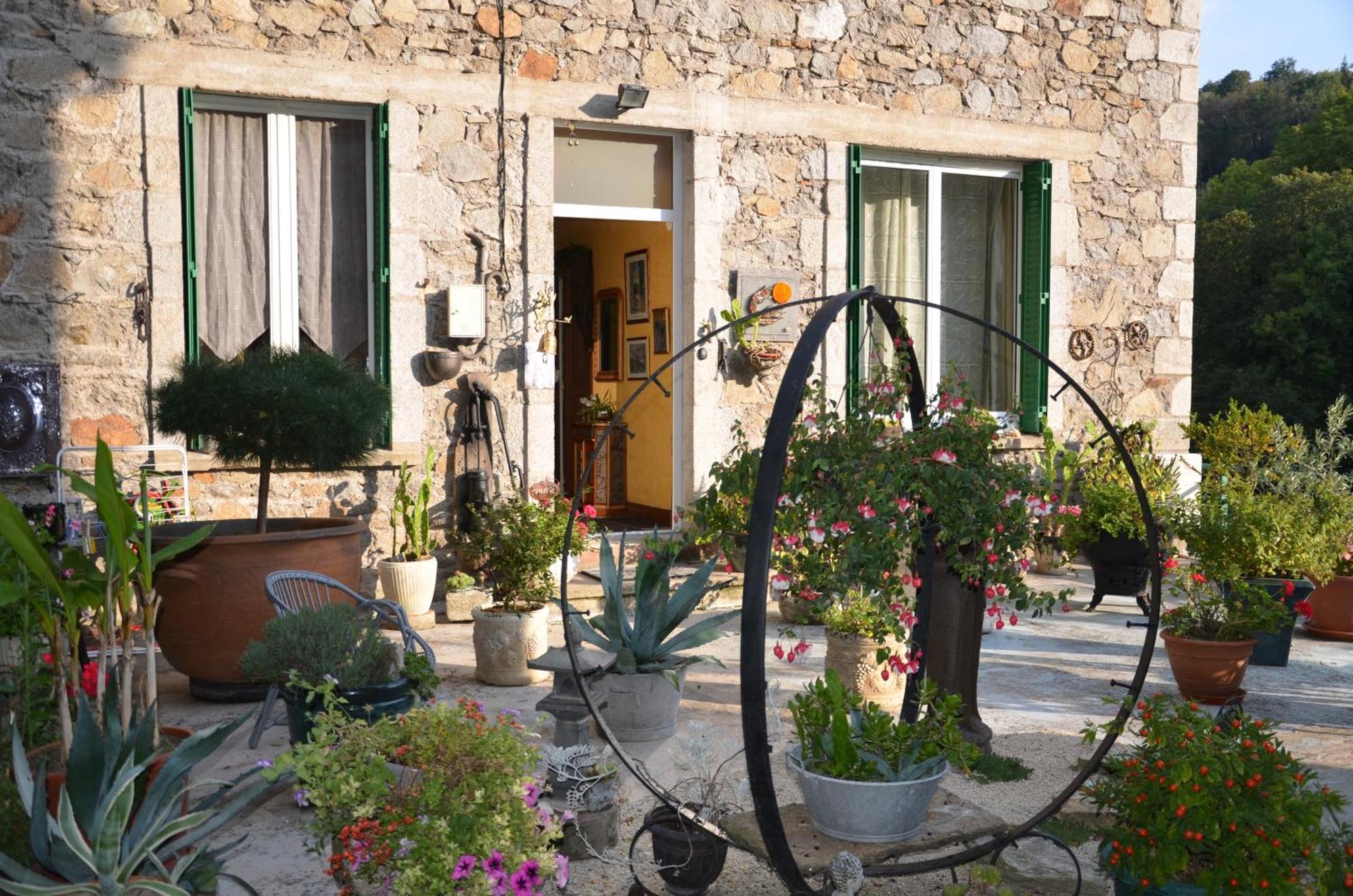 Olliergues Chambre Bounty, B&B, Cuisine Privee, Lit Queen Size, Terrasse, Parking, Garage מראה חיצוני תמונה